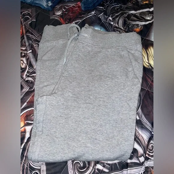 NWOT UGG Gray sweatpants size L - Picture 4 of 4